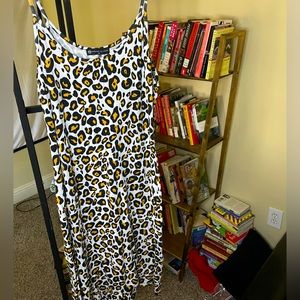 Stylish leopard dress. Very flowly  and comfortable.